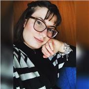 Studentessa universitaria offre lezioni di scienze online